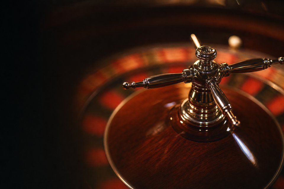 Close-up of the chrome turret at the center of a wooden roulette rotor (AI-generated image)